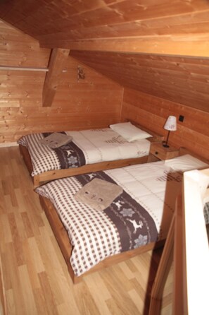 5 habitaciones, tabla de planchar con plancha y cuna de viaje 