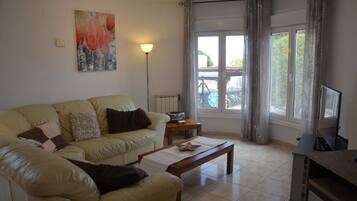 Een televisie, een dvd-speler, boeken en een filmbibliotheek