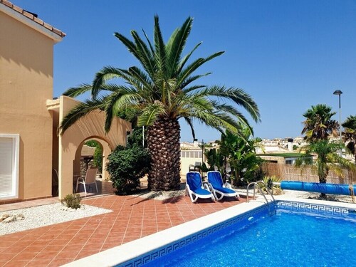 Villa pour 6 personnes avec jardin privée et (chauffée) piscine, vue sur la mer