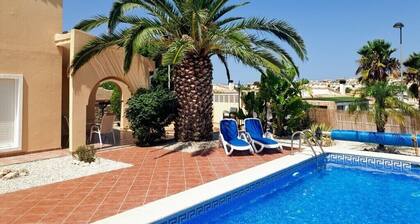 Villa for 6 people with private garden and (heated) swimming pool, sea view
