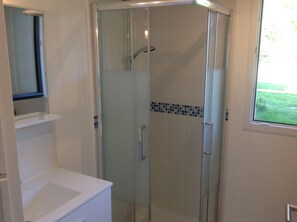 Shower, hair dryer, towels, soap - La Maison du Jardinier: charm, full nature, Pornic 20 minutes, Nantes 30 km (Chaumes-En-Retz)