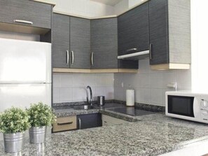 Een koelkast, een microgolfoven, een oven