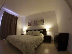 1 slaapkamer, een kluis op de kamer, een strijkplank/strijkijzer, wifi
