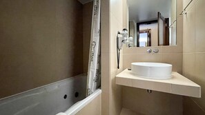 Baignoire, sèche-cheveux, serviettes fournies