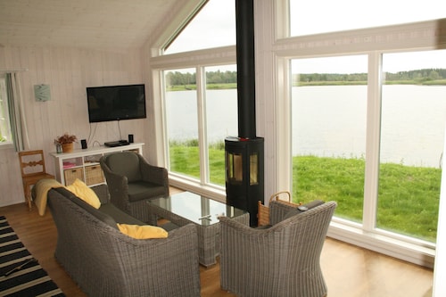 Beautiful cottage just a few meters from the lake