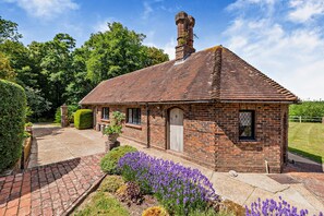 Exterior - Cosy Cottage, Sleeps Max 6. Stunning Views, Indoor Pool. Perfect for Families (Hailsham)