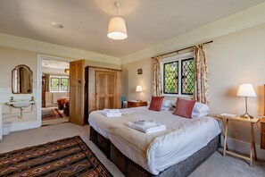 2 bedrooms, iron/ironing board, Internet, bed sheets