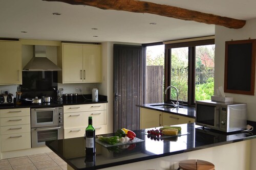 Lower Curscombe Barn - Beautiful 400-year-old threshing barn. Pet-friendly.