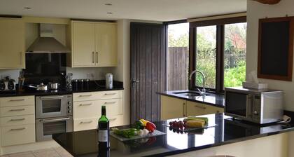 Alkaen £ 13 pppn. Kaunis 400-vuotias riihituvassa käsittää 2 vierekkäistä ominaisuuksia. Lemmikkiystävällinen.