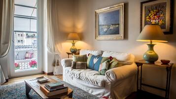 Een televisie, een dvd-speler, boeken en een kantoor