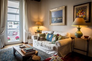 Fernseher, DVD-Player, Bücher, Arbeitsbereiche