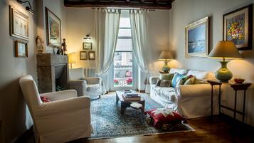 Télévision, lecteur de DVD, livres, espaces bureaux