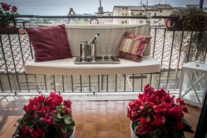 Terrace/patio - Medieval Mansion,opposite the Castle,between lake, sea, Rome, Umbria and Tuscany (Bracciano)