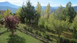 A view of a mountainous landscape with trees and a wooden fence. - Chalet - CHORGES (Chorges)