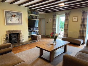 Smart TV, fireplace, DVD player, books - Large Stone Cottage In Mature South Facing Garden Enjoying Stunning Views (Leyburn)