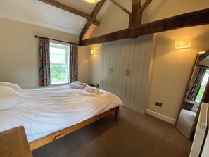 5 bedrooms, iron/ironing board, travel cot, WiFi - Large Stone Cottage In Mature South Facing Garden Enjoying Stunning Views (Leyburn)