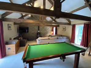 Smart TV, fireplace, DVD player, books - 5-bedroom holiday cottage in the Yorkshire Dales sleeping 8, with 2 bathrooms (Leyburn)