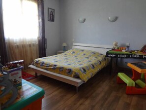 4 chambres, bureau, fer et planche Ă repasser, lit parapluie