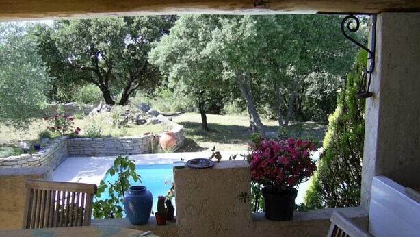A patio with a pool, surrounded by trees and potted plants. - Large 200m² house with swimming pool (5 by10m) near Alès in the Cévennes, 8people (Laval Pradel)
