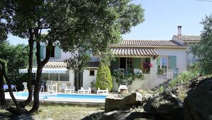 A house with a swimming pool, outdoor seating, and a garden. - Large 200m² house with swimming pool (5 by10m) near Alès in the Cévennes, 8people (Laval Pradel)