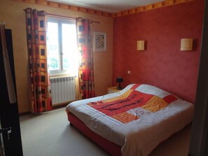 4 chambres, bureau, fer et planche à repasser, lit de bébé portatif