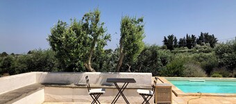 Trullo Camastra: détendez-vous parmi les oliviers et la piscine privée