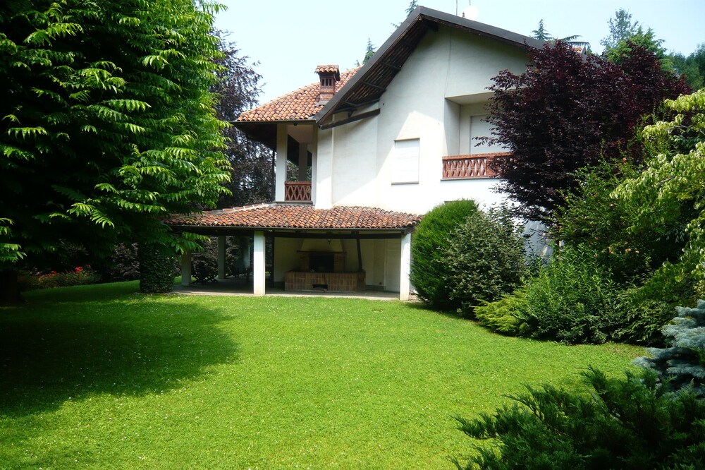 The White Villa: magnificent hillside villa with garden