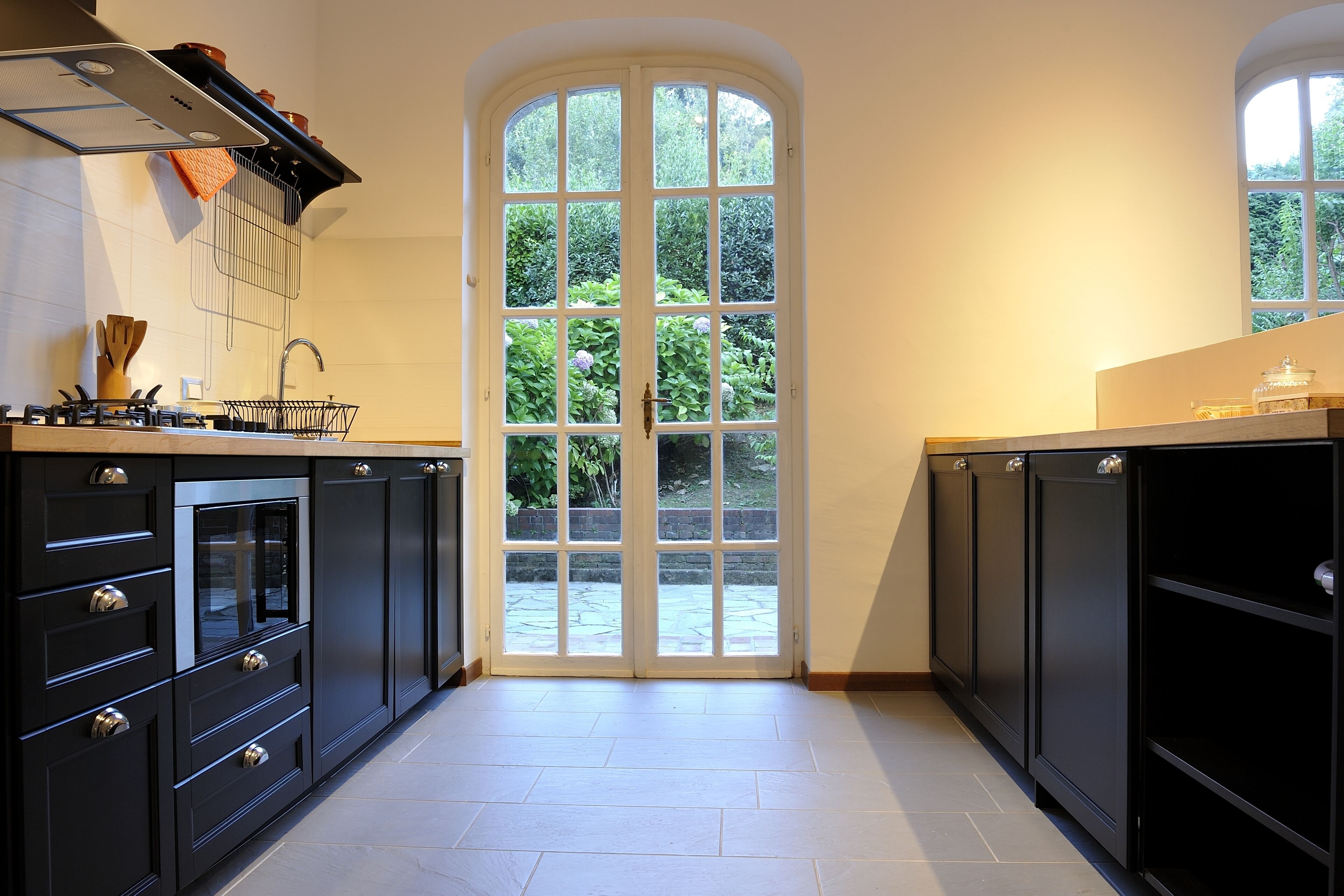 The White Villa: magnificent hillside villa with garden