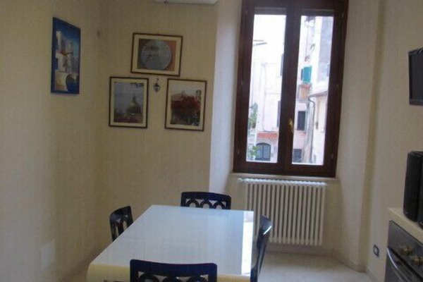 KITCHEN LIVINGROOM FOR 4 PERSONS AND WINDOW VIEW ON THE SQUARE .