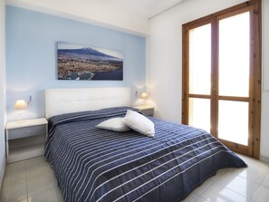 3 bedrooms, iron/ironing board, bed sheets - Girasole’s apartment is located in the lovely village of Casuzze. (Casuzze)