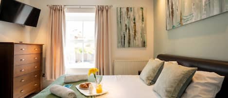 3 bedrooms, iron/ironing board, WiFi, bed sheets