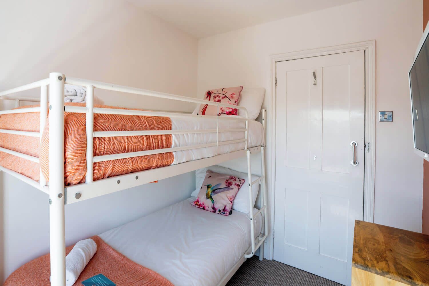3 chambres, fer et planche à repasser, Wi-Fi, draps fournis