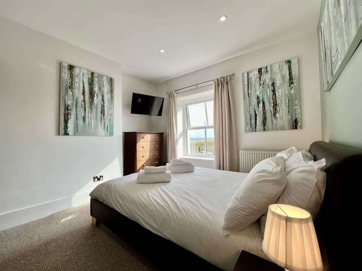 3 chambres, fer et planche à repasser, Wi-Fi, draps fournis