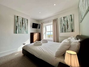 3 bedrooms, iron/ironing board, WiFi, bed sheets