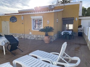 Outdoor dining - Detached villa with swimming pool (Dénia)