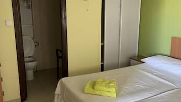 4 habitaciones, tabla de planchar con plancha y cuna de viaje