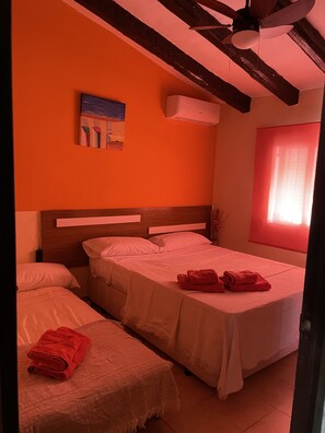 4 bedrooms, iron/ironing board, travel cot, bed sheets - House / Villa - Dénia (Dénia)