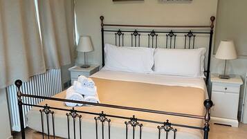 3 chambres, coffres-forts dans les chambres, fer et planche à repasser