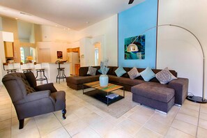 Smart TV, chimenea, videojuegos y libros 