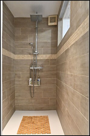 Douche, sèche-cheveux, serviettes fournies, savon