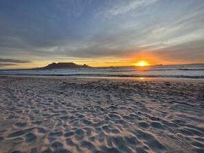 On the beach, sun-loungers, beach towels - Bloubergstrand Penthouse Style apartment, private pool and fantastic views (Bloubergrant)