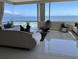 Smart-TV, Bücher, Stereoanlage