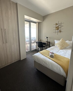 3 Schlafzimmer, Schreibtisch, Bügeleisen/Bügelbrett, Reisekinderbett