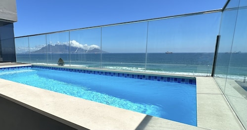 Bloubergstrand Penthouse Style apartment, private pool and fantastic views