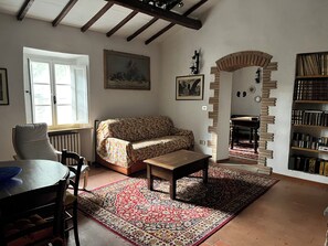 Smart TV, fireplace, DVD player, table football - ancient villa with pool and park in total privacy (tuoro sul trasimeno)