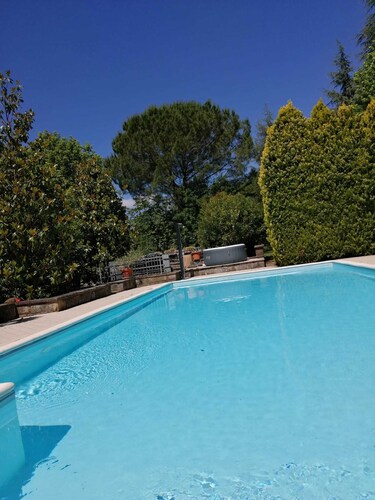 villa ancienne avec piscine et parc en toute intimité