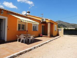 Outdoor dining - Charming Villa in Jalon. Private pool. Wifi Costa Blanca (Xaló)