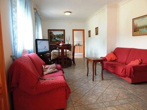 TV, fireplace, books - Charming Villa in Jalon. Private pool. Wifi Costa Blanca (Xaló)