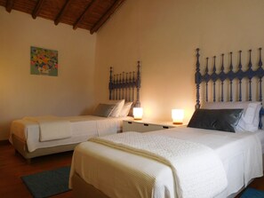 3 bedrooms, iron/ironing board, WiFi, bed sheets - RELAXING HOLIDAY VILLA - PANORAMIC RURAL ALENTEJO VIEWS, POOL, BIKES, PING PONG (Ourique)