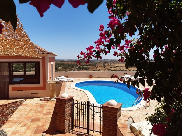 Pool - RELAXING HOLIDAY VILLA - PANORAMIC RURAL ALENTEJO VIEWS, POOL, BIKES, PING PONG (Ourique)